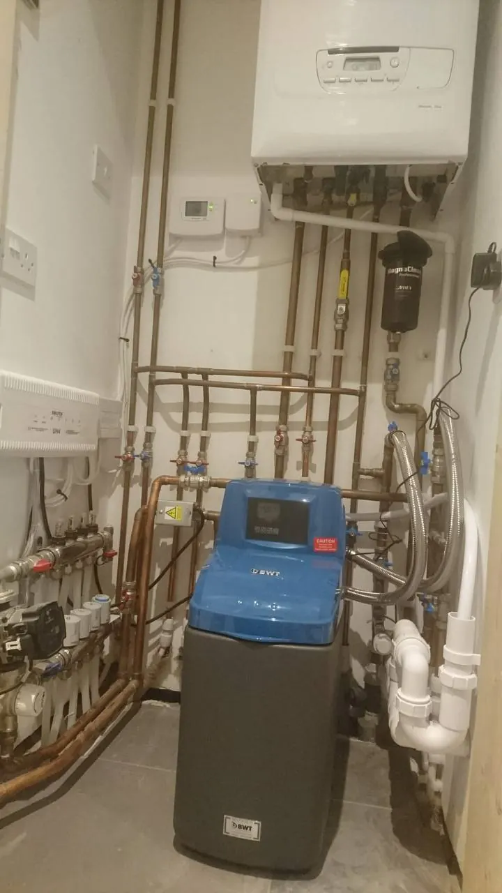 Plant cupboard with manifold & water softener
