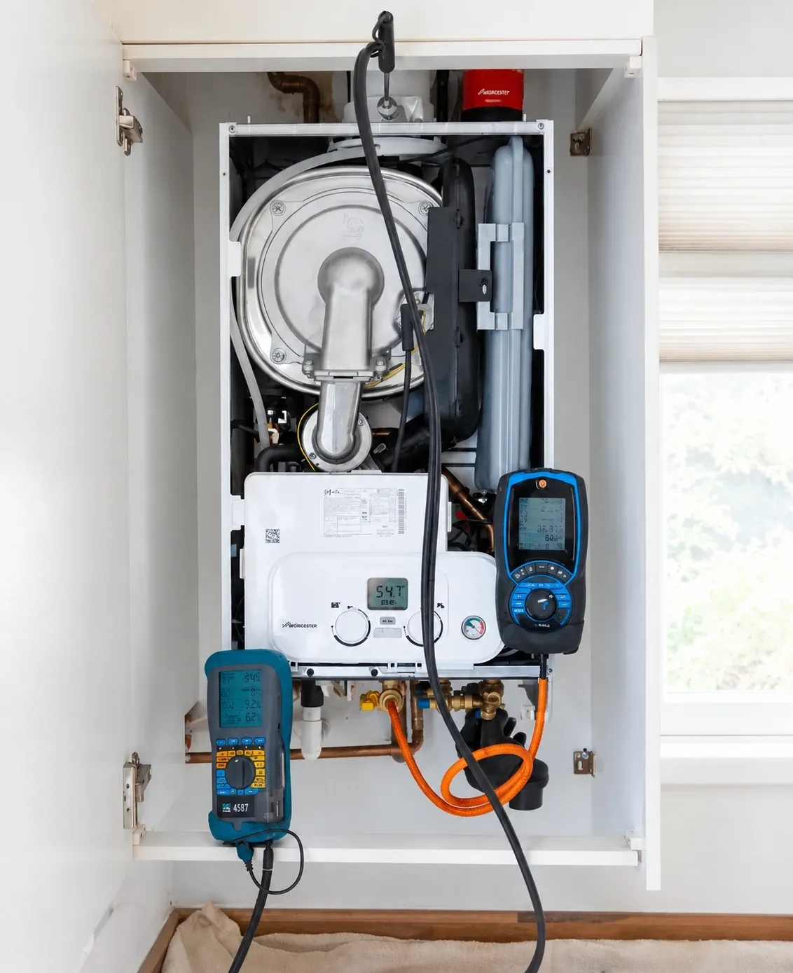 Boiler service with flue gas analyser and gas pressure testing